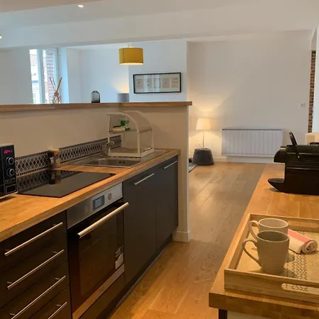 Centre - Beautiful Bright Apartment!